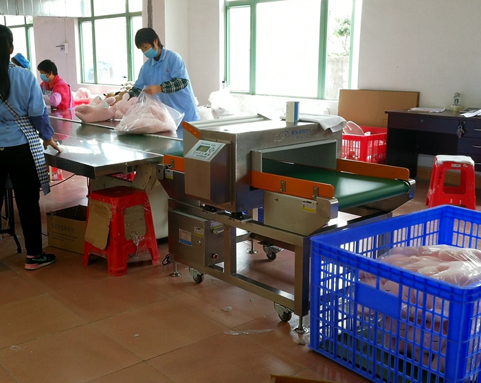 源康毛絨玩具壓縮導入型金屬檢測機2.jpg